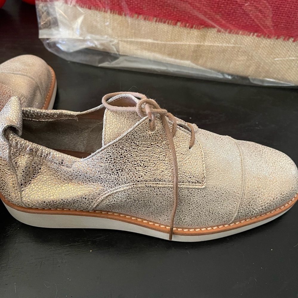 Arche soft pink, beige, gold shimmer leather tie up loafers. Good condition - Picture 7 of 7